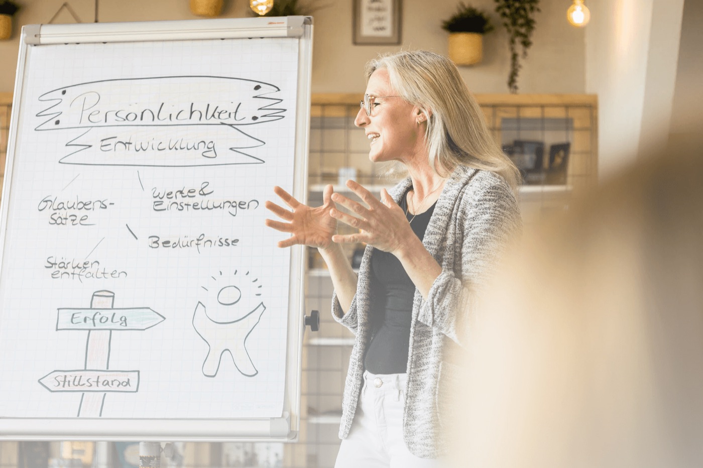Conny im Workshop am Flipchart
